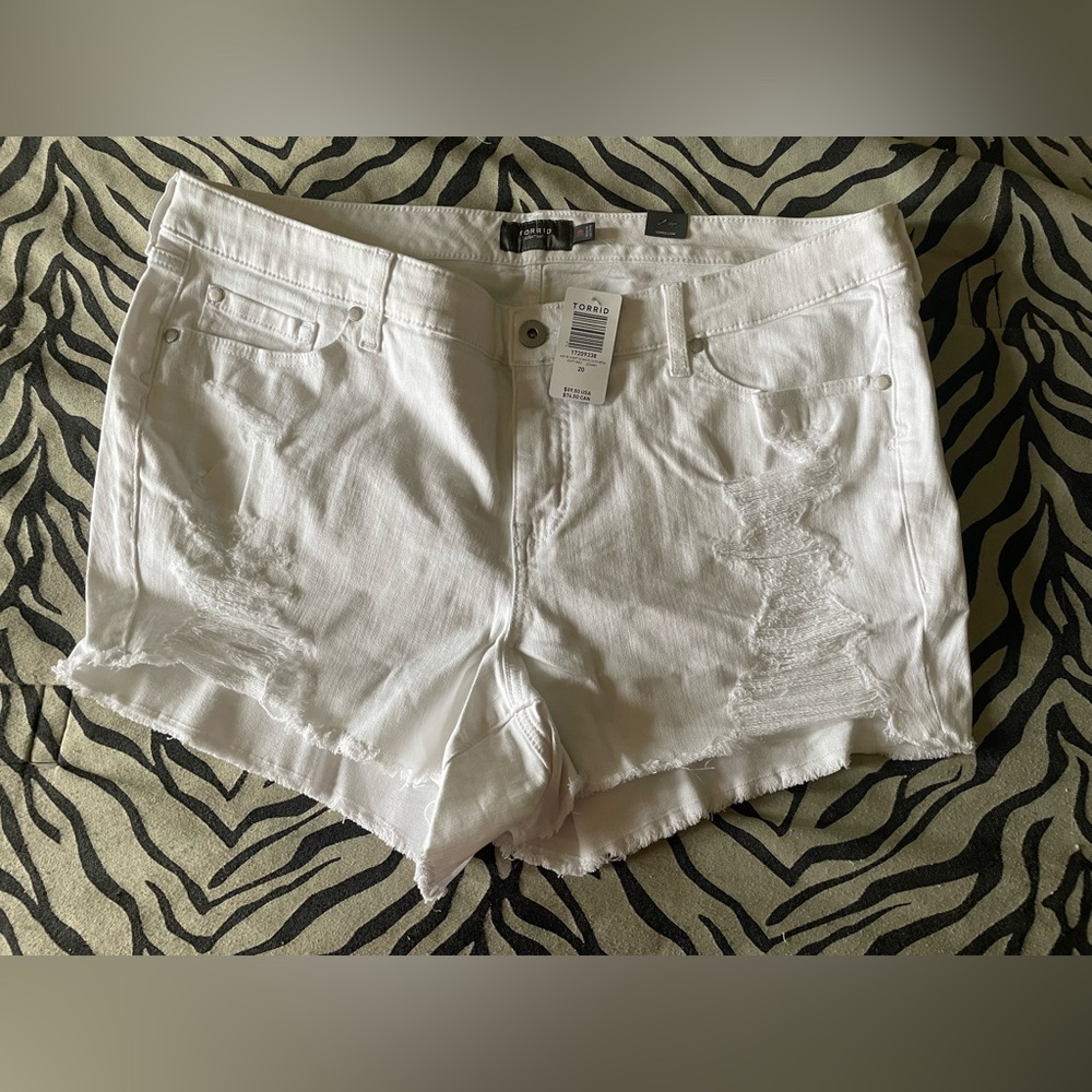 Torrid NEW white destructive shorts size 20